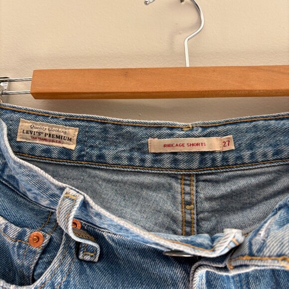 Levi's Ribcage Shorts, Medium Wash - Picture 2 of 3